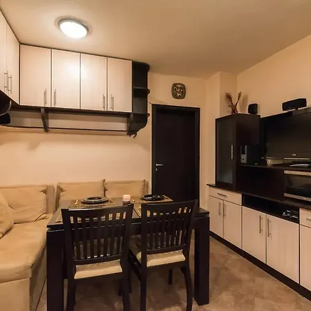 Charming, Fully-furnished, 2-bedroom By Flat Mаnager דירה בנסקו